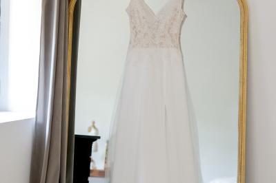 Miniature Location salle Miramas (Bouches-du-Rhône) - La Bambouseraie de Sulauze #73 Chambre lumineuse avec lit double, commode en bois, portant à vêtements, télévision et poutre apparente au plafond.