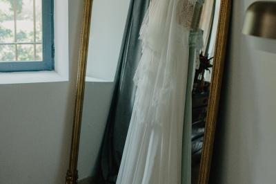 Miniature Location salle Miramas (Bouches-du-Rhône) - La Bambouseraie de Sulauze #74 Chambre lumineuse avec lit double, commode en bois, portant à vêtements, télévision et poutre apparente au plafond.