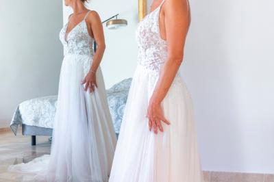 Miniature Location salle Miramas (Bouches-du-Rhône) - La Bambouseraie de Sulauze #76 Chambre lumineuse avec lit double, commode en bois, portant à vêtements, télévision et poutre apparente au plafond.