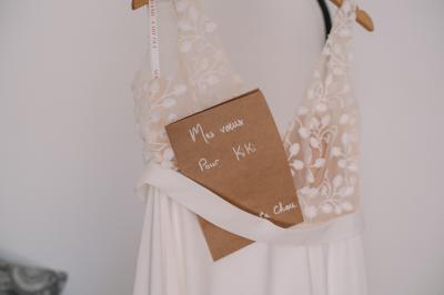 Miniature Location salle Miramas (Bouches-du-Rhône) - La Bambouseraie de Sulauze #77 Chambre lumineuse avec lit double, commode en bois, portant à vêtements, télévision et poutre apparente au plafond.