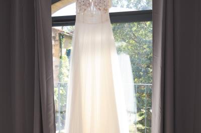 Miniature Location salle Miramas (Bouches-du-Rhône) - La Bambouseraie de Sulauze #78 Chambre lumineuse avec lit double, commode en bois, portant à vêtements, télévision et poutre apparente au plafond.