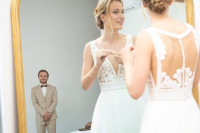 Miniature Location salle Miramas (Bouches-du-Rhône) - La Bambouseraie de Sulauze #79 Chambre lumineuse avec lit double, commode en bois, portant à vêtements, télévision et poutre apparente au plafond.