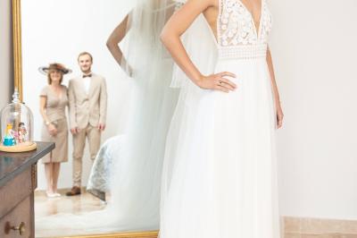 Miniature Location salle Miramas (Bouches-du-Rhône) - La Bambouseraie de Sulauze #80 Chambre lumineuse avec lit double, commode en bois, portant à vêtements, télévision et poutre apparente au plafond.