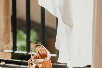 Miniature Location salle Miramas (Bouches-du-Rhône) - La Bambouseraie de Sulauze #81 Chambre lumineuse avec lit double, commode en bois, portant à vêtements, télévision et poutre apparente au plafond.