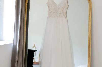 Miniature Location salle Miramas (Bouches-du-Rhône) - La Bambouseraie de Sulauze #84 Chambre lumineuse avec lit double, commode en bois, portant à vêtements, télévision et poutre apparente au plafond.