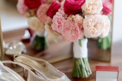 Miniature Location salle Miramas (Bouches-du-Rhône) - La Bambouseraie de Sulauze #85 Chambre lumineuse avec lit double, commode en bois, portant à vêtements, télévision et poutre apparente au plafond.