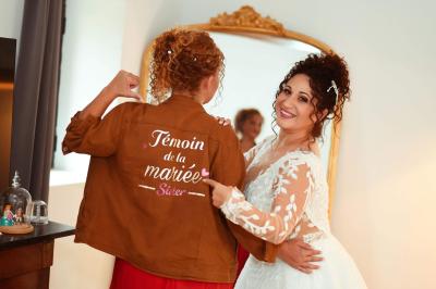 Miniature Location salle Miramas (Bouches-du-Rhône) - La Bambouseraie de Sulauze #87 Chambre lumineuse avec lit double, commode en bois, portant à vêtements, télévision et poutre apparente au plafond.