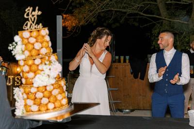 Miniature Location salle Miramas (Bouches-du-Rhône) - La Bambouseraie de Sulauze #93 Chambre lumineuse avec lit double, commode en bois, portant à vêtements, télévision et poutre apparente au plafond.