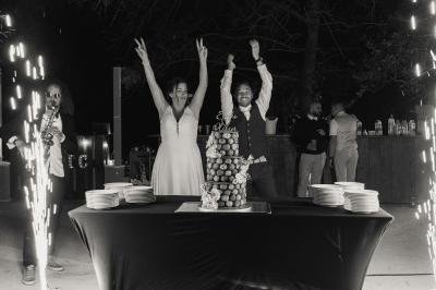 Miniature Location salle Miramas (Bouches-du-Rhône) - La Bambouseraie de Sulauze #95 Chambre lumineuse avec lit double, commode en bois, portant à vêtements, télévision et poutre apparente au plafond.