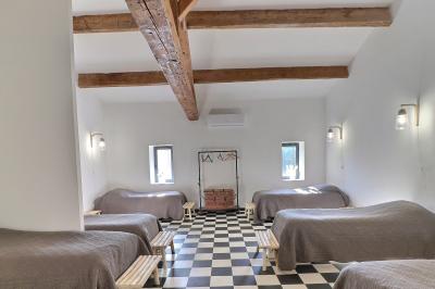 Miniature Location salle Miramas (Bouches-du-Rhône) - La Bambouseraie de Sulauze #108 Chambre lumineuse avec lit double, commode en bois, portant à vêtements, télévision et poutre apparente au plafond.