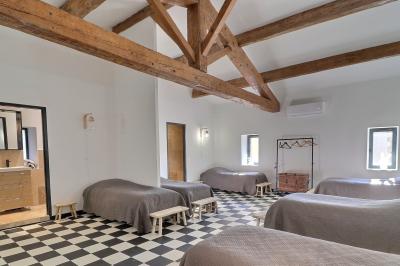 Miniature Location salle Miramas (Bouches-du-Rhône) - La Bambouseraie de Sulauze #109 Chambre lumineuse avec lit double, commode en bois, portant à vêtements, télévision et poutre apparente au plafond.