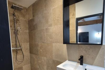 Miniature Location salle Miramas (Bouches-du-Rhône) - La Bambouseraie de Sulauze #111 Chambre lumineuse avec lit double, commode en bois, portant à vêtements, télévision et poutre apparente au plafond.