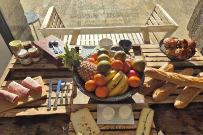 Miniature Location salle Miramas (Bouches-du-Rhône) - La Bambouseraie de Sulauze #113 Chambre lumineuse avec lit double, commode en bois, portant à vêtements, télévision et poutre apparente au plafond.