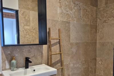 Miniature Location salle Miramas (Bouches-du-Rhône) - La Bambouseraie de Sulauze #114 Chambre lumineuse avec lit double, commode en bois, portant à vêtements, télévision et poutre apparente au plafond.