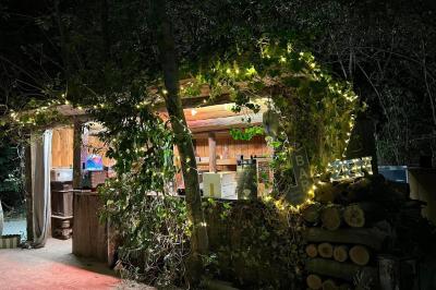 Miniature Location salle Miramas (Bouches-du-Rhône) - La Bambouseraie de Sulauze #117 Chambre lumineuse avec lit double, commode en bois, portant à vêtements, télévision et poutre apparente au plafond.