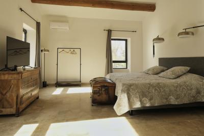 Miniature Location salle Miramas (Bouches-du-Rhône) - La Bambouseraie de Sulauze #123 Chambre lumineuse avec lit double, commode en bois, portant à vêtements, télévision et poutre apparente au plafond.