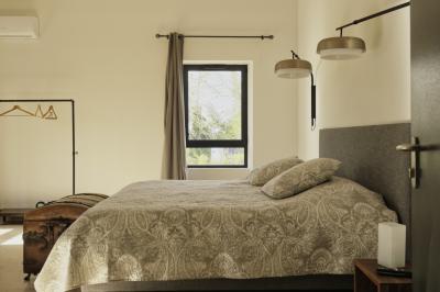 Miniature Location salle Miramas (Bouches-du-Rhône) - La Bambouseraie de Sulauze #133 Chambre lumineuse avec lit double, commode en bois, portant à vêtements, télévision et poutre apparente au plafond.