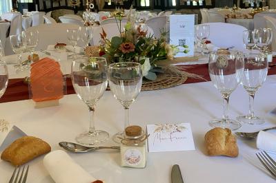 Miniature Location salle Beaubray (Eure) - Auberge de la Comtesse #11 Décoration de salle avec échelle en bois ornée de lettres ’LOVE’, pampas et vases, éclairage violet en arrière-plan.