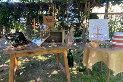 Miniature Location salle Beaubray (Eure) - Auberge de la Comtesse #6 Décoration de salle avec échelle en bois ornée de lettres ’LOVE’, pampas et vases, éclairage violet en arrière-plan.