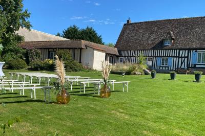 Miniature Location salle Beaubray (Eure) - Auberge de la Comtesse #7 Décoration de salle avec échelle en bois ornée de lettres ’LOVE’, pampas et vases, éclairage violet en arrière-plan.