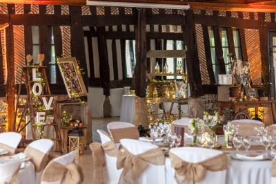 Miniature Location salle Beaubray (Eure) - Auberge de la Comtesse #2 Décoration de salle avec échelle en bois ornée de lettres ’LOVE’, pampas et vases, éclairage violet en arrière-plan.