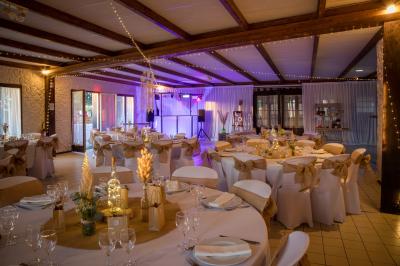 Miniature Location salle Beaubray (Eure) - Auberge de la Comtesse #3 Décoration de salle avec échelle en bois ornée de lettres ’LOVE’, pampas et vases, éclairage violet en arrière-plan.