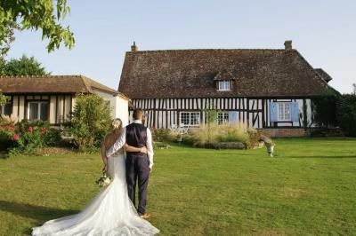 Miniature Location salle Beaubray (Eure) - Auberge de la Comtesse #4 Décoration de salle avec échelle en bois ornée de lettres ’LOVE’, pampas et vases, éclairage violet en arrière-plan.