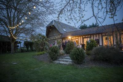 Miniature Location salle Beaubray (Eure) - Auberge de la Comtesse #5 Décoration de salle avec échelle en bois ornée de lettres ’LOVE’, pampas et vases, éclairage violet en arrière-plan.
