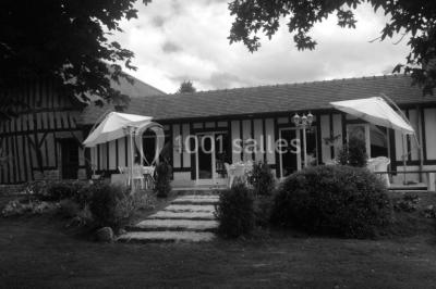 Miniature Cocktail de mariage - Auberge de la comtesse Décoration de salle avec échelle en bois ornée de lettres ’LOVE’, pampas et vases, éclairage violet en arrière-plan.