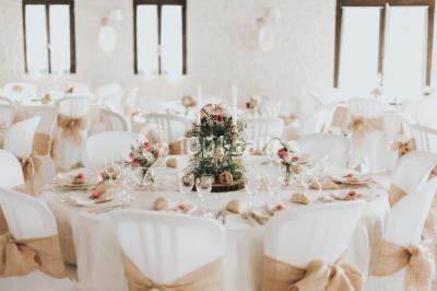 Miniature Mariage champêtre - Auberge de la comtesse Décoration de salle avec échelle en bois ornée de lettres ’LOVE’, pampas et vases, éclairage violet en arrière-plan.