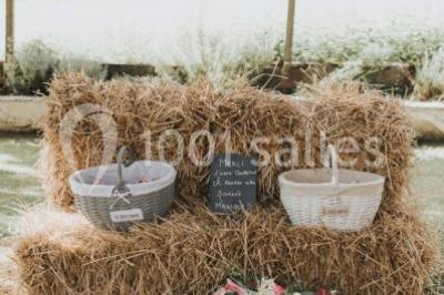 Miniature Mariage champêtre - Auberge de la comtesse Décoration de salle avec échelle en bois ornée de lettres ’LOVE’, pampas et vases, éclairage violet en arrière-plan.