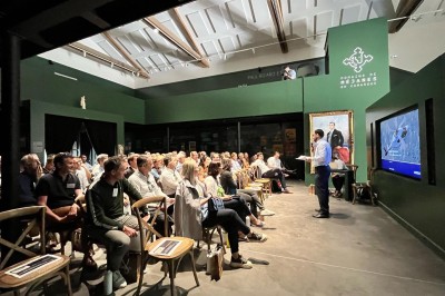 Studio lumineux avec coin salon, table à manger, cuisine équipée et grandes fenêtres donnant sur l'extérieur.