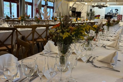 Studio lumineux avec coin salon, table à manger, cuisine équipée et grandes fenêtres donnant sur l'extérieur.