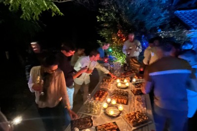 Studio lumineux avec coin salon, table à manger, cuisine équipée et grandes fenêtres donnant sur l'extérieur.