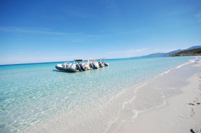 Un homme équipé d'un flyboard s'élève au-dessus de l'eau avec un paysage de collines en arrière-plan.
