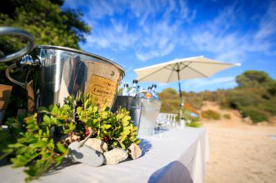 Un homme équipé d'un flyboard s'élève au-dessus de l'eau avec un paysage de collines en arrière-plan.