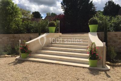 Chambre avec lit double, douche accessible, sol en parquet clair et éclairage moderne.