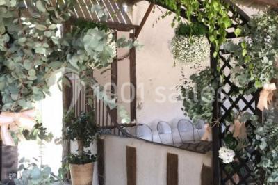 Chambre avec lit double, douche accessible, sol en parquet clair et éclairage moderne.