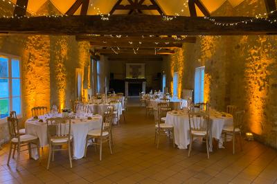 Chambre avec lit double, douche accessible, sol en parquet clair et éclairage moderne.