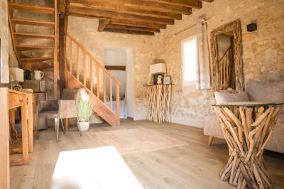 Chambre avec lit double, douche accessible, sol en parquet clair et éclairage moderne.