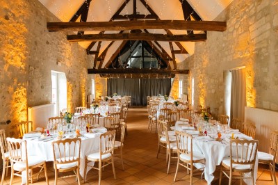 Chambre avec lit double, douche accessible, sol en parquet clair et éclairage moderne.