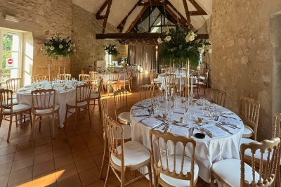 Chambre avec lit double, douche accessible, sol en parquet clair et éclairage moderne.