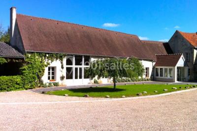 Chambre avec lit double, douche accessible, sol en parquet clair et éclairage moderne.