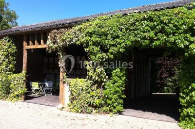 Chambre avec lit double, douche accessible, sol en parquet clair et éclairage moderne.