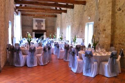 Chambre avec lit double, douche accessible, sol en parquet clair et éclairage moderne.