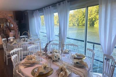 Miniature Location salle Jouy-le-Moutier (Val-d'Oise) - Le Yacht #6 Un parc verdoyant avec des arbres feuillus et une allée ensoleillée menant à un bâtiment blanc au loin.