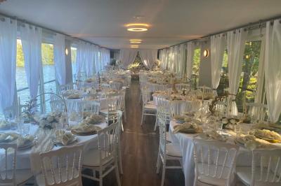 Miniature Location salle Jouy-le-Moutier (Val-d'Oise) - Le Yacht #10 Un parc verdoyant avec des arbres feuillus et une allée ensoleillée menant à un bâtiment blanc au loin.