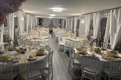 Miniature Location salle Jouy-le-Moutier (Val-d'Oise) - Le Yacht #14 Un parc verdoyant avec des arbres feuillus et une allée ensoleillée menant à un bâtiment blanc au loin.