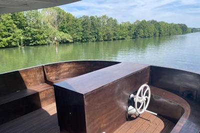 Miniature Location salle Jouy-le-Moutier (Val-d'Oise) - Le Yacht #55 Un parc verdoyant avec des arbres feuillus et une allée ensoleillée menant à un bâtiment blanc au loin.