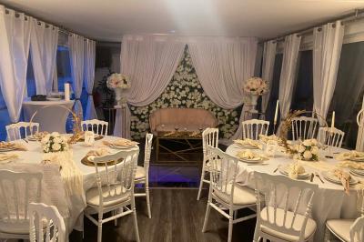 Miniature Location salle Jouy-le-Moutier (Val-d'Oise) - Le Yacht #27 Un parc verdoyant avec des arbres feuillus et une allée ensoleillée menant à un bâtiment blanc au loin.